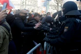 Des manifestants tentent de forcer un barrage de police lors d'un défilé contre les restrictions destinées à lutter contre le Covid-19, à Vienne (Autriche), le 6 mars 2021.