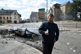 Norman Bruch, président du syndicat des forains Cidunati, près d'une carcasse de caravane brûlée dans le centre du Mans, le 25 mars 2019