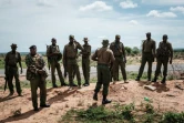 Des agents de sécurité sur les lieux où des corps ont été exhumés près de la ville côtière kényane de Malindi (est), le 23 avril 2023