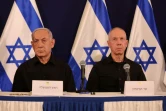 Le Premier ministre israélien Benjamin Netanyahu, à gauche, et le ministre israélien de la Défense de l'époque Yoav Gallant lors d'une conférence de presse, à Tel Aviv, le 28 octobre 2023