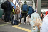 Des réfugiés ukrainiens avec leur chien, à la gare de Stuttgart (Allemagne), le 17 mars 2022