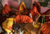 Supyar Devi (c) pleure la mort de trois de ses filles et de deux de ses petits enfants retrouvés dans un puits, le 31 mai 2022 à la maison familiale de Chhapya, dans l'Etat du Rajasthan, en Inde