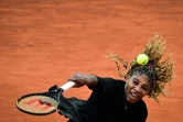 Serena Williams sert lors de son match du premier tour de Roland-Garros face à Kristie Ahn, le 28 septembre 2020 à Paris