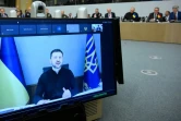 Le président ukrainien Volodymyr Zelensky apparaît sur un écran en direct au début d'une réunion du groupe de contact de la défense de l'Ukraine au siège de l'Otan, à Bruxelles, le 4 juin 2025