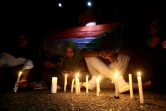 Des manifestants allument des bougies en hommage aux personnes tuées lors de la dispersion d'un sit-in, le 13 juillet 2019 à Khartoum 