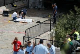 Des policiers israéliens relèvent les empruntes digitales du palestinien abattu après avoir tenté de poignarder une militaire à Jérusalem, le 16 septembre 2016