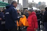 Le maire de New York, Bill de Blasio (à gauche) distribue des sacs réutilisables sur la place de Union Square, à Manhattan, le 28 février 2020 