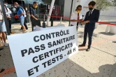 Le porte-parole du gouvernement Gabriel Attal montre son pass sanitaire pour accéder au cinéma Gaumont Multiplex à Montpellier le 29 juillet 2021