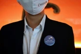 Un employé de l'hôtel Chatrium Riverside de Bangkok porte un badge indiquant qu'il est vacciné, le 19 octobre 2021