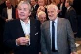 Les acteurs français Alain Delon (g) et Jean-Paul Belmondo se tiennent côte à côte lors de la cérémonie de remise du prix littéraire "Quai des Orfèvres", le 15 novembre 2016 à Paris