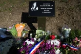 Des fleurs sont déposées en mémoire d'Aurélie Châtelain le 10 avril 2016 à Villejuif, au sud de Paris 