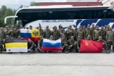 Une image diffusée par le ministère russe de la Défense le 24 mai 2025 montre des prisonniers de guerre après leur libération par l'Ukraine, à un endroit indéterminé au Bélarus