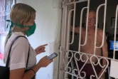 L'étudiante en médecine Susana Diaz fait du porte à porte dans le quartier du Vedado, le 31 mars 2020 à La Havane, pendant l'épidémie de coronavirus à Cuba