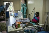 Une jeune femme enceinte souffre lors du travail à la maternité du Princess Christian Maternal Hospital à Freetown, le 25 avril 2016