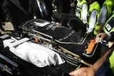 Un homme se penche sur la dépouille de Myriam Monsonégo lors des obsèques de victimes de Merah le 21 mars 2012 au cimetière Givat Shaul à Jérusalem