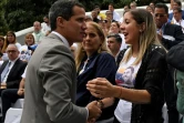 L'opposant Juan Guaido (g) salue Rafaela Requesens (d), la soeur du député Juan Requesens, lors d'une manifestation demandant la libération du parlementaire incarcéré, le 7 août 2019 à Caracas
