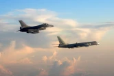 Un avion de combat F-16 taïwanais surveillant un bombardier chinois H-6 survolant le détroit de Bashi au sud de Taïwan le 25 mai 2018