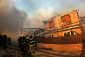 Des pompiers éteignent un incendie le 2 janvier 2017 à Valpareiso (Chili) 