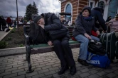 Un homme se repose sur un banc à la gare principale de Kramatorsk, dans l'est de l'Ukraine, le 3 avril 2022