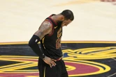 LeBron James des Cleveland Cavaliers, dépité, après la défaite de son équipe face aux Golden State Warriors lors de la finale NBA, à Cleveland, le 8 juin 2018