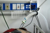 Un malade du Covid-19 reste intubé dans l'unité de soins intensifs de du centre médical de San Luis à Soacha, près de Bogota en Colombie le 24 juillet 2020