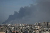 De la fumée du côté israélien de la frontière avec Gaza après des tirs de roquettes depuis la bande de Gaza vers Israël, le 7 octobre 2023
