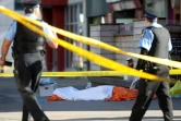 Des policiers à côté du corps d'une des victimes renversées par une camionnette le 23 avril 2018 à Toronto