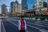 Un homme marche sur une avenue déserte au coeur de Pékin, le 3 mars 2020 