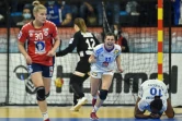 La joie de l'ailière droite française Lucie Granier, après un but marqué contre la Norvége, lors de la finale du Mondial-2021, le 19 décembre 2021 à Granollers (Espagne)