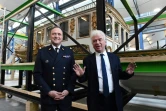 Le maire de Brest Francois Cuillandre (d) et l'amiral Vincent Campredon, directeur du musée de la Marine, devant le canot de Napoléon 1er à Brest, le 22 janvier 2020