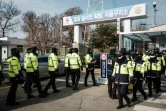 Des policiers prennent position pendant que des partisans du président sud-coréen Yoon Suk Yeol, détenu et suspendu de ses fonctions, participent à un rassemblement à l'entrée du centre de détention de Séoul, le 16 janvier 2025