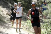 La traileuse Anne-Lise Rousset, accompagnée de deux lièvres, lors de son passage au col de Vergio, le 13 juin 2022, a pulvérisé, en 35 heures, le record féminin du mythique GR 20 en Corse sur 170 km et 13.000 m de dénivelé positif
