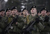 Des forces de sécurité du Kosovo (KSF) face au président Hashim Thaçi, le 13 décembre 2018, à Pristina 