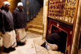 Des religieuses le 20 décembre 2016 dans la grotte de l'Eglise de la Nativité, où Jésus-Christ est né selon la tradition chrétienne, à Béthléem en Cisjordanie