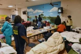 Des habitants de Columbia, installés dans un refuge, regardent à la télévision la conférence de presse de la gouverneure Nikki Haley pendant des inondations record en Caroline du Sud, le 5 octobre 2015 à Columbia