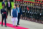 Le Premier ministre indien Narendra Modi passe en revue la garde d'honneur lors d'une cérémonie à Colombo, le 5 avril 2025 au Sri Lanka