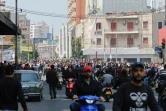Des habitants de Tripoli au Liban nord participent aux funérailles d'un manifestant tué lors des heurts entre protestataires et forces de l'ordre, le 28 avril 2020 