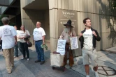 Des opposants à l'accord commercial trans-pacifique (TPP) manifestent le 1er octobre 2015 au pied de l'hôtel Westin Peachtree Plaza, à Atlanta où se tiennent les négociations