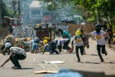 L'armée birmane tente de disperser des manifestants pro-démocratie à Rangoun, le 19 mars 2021