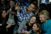 A Seattle le 14 octobre 2016 Hillary Clinton visite un bureau de campagne électorale mais se fait volontairement discrète. Elle n'a pas de meetings prévus pendant plusieurs jours.