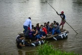 Des migrants traversent en radeau le fleuve Suchiate, entre  Tecun Uman, au Guatemala et Ciudad Hidalgo, dans le sud du Mexique, le 8 juin 2019
