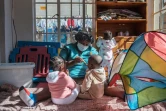 Une nurse s'occupe d'enfants abandonnés à l'orphelinat Door of Hope, le 27 juin 2019 à Johannesburg, en Afrique du sud