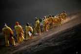 Des touristes s'apprêtent à descendre la pente du volcan Cerro Negro sur une planche, le 22 mars 2022 au Nicaragua