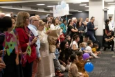 Des familles attendent leurs proches en provenance de Sydney, à l'aéroport de Wellington, le 19 avril 2021