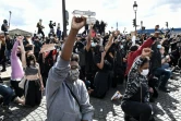 Des manifestants s'agenouillent lors d'un rassemblement près de la place de la Concorde et de l'ambassade américaine, le 6 juin 2020 à Paris, pour dénoncer les violences policières 