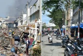 Montage photos du 3 décembre 2024 montrant une rue de Banda Aceh le 29 décembre 2004 après le tsunami du 26 décembre 2004 (g) et la même rue, le 25 novembre 2024