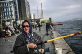 Serife Dogan pêche sur un quai du Bosphore, à Istanbul, le 15 novembre 2017