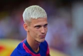 Le milieu offensif espagnol du FC Barcelone Dani Olmo, le 12 août 2024 lors de sa présentation au stade olympique Lluis-Companys à Barcelone