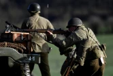 Des hommes habillés en soldats américains de la Seconde Guerre mondiale lors d'une reconstitution de la bataille des Ardennes à Hardigny (Belgique) le 15 décembre 2019