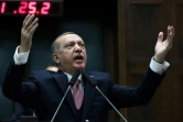 Le président turc Recep Tayyip Erdogan prononce un discours pendant une réunion de son parti au Parlement à Ankara, le 20 février 2018
